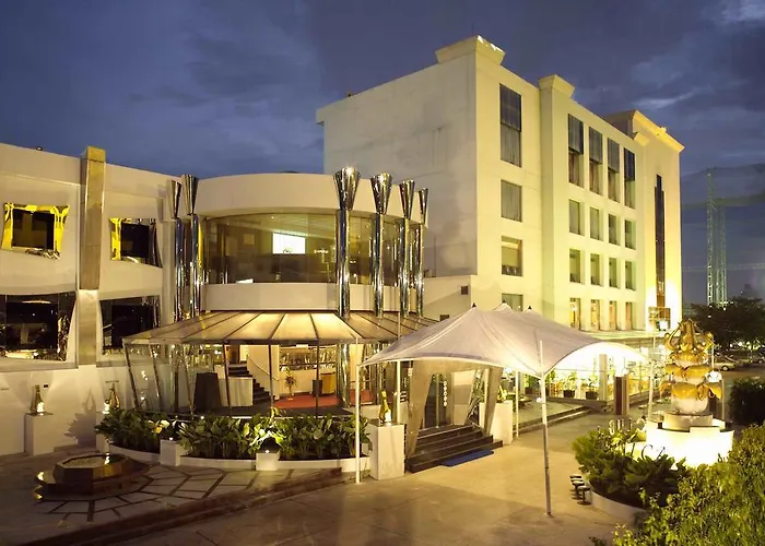 Ramada By Wyndham Chaophya Park Hotel Bangkok